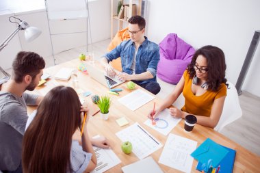 Şirin yaratıcı ekibi belgeleriyle çalışma