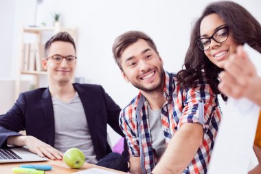 Neşeli genç meslektaşları yeni proje görüşüyorlar