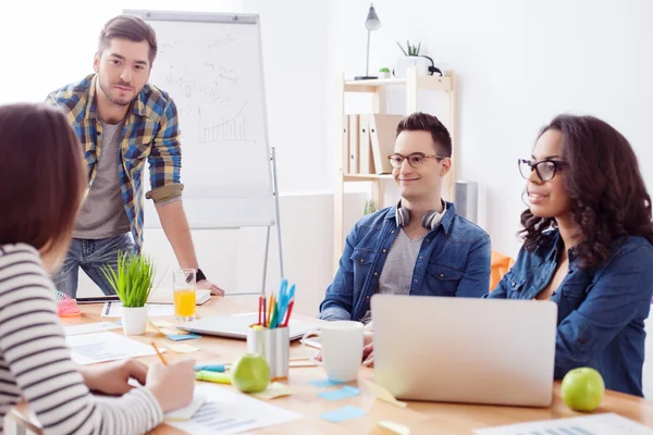 Vänliga kreativa teamet arbetar på kontor — Stockfoto