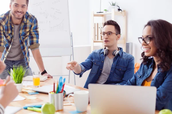 Amistosos cuatro freelancers están trabajando en cooperación — Foto de Stock