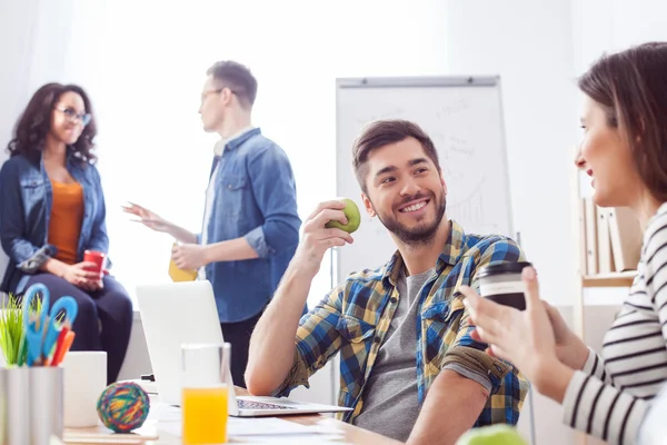 Skicklig fyra kollegor vilar i office — Stockfoto