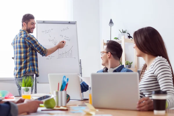 Alegre quatro freelancers estão trabalhando em equipe — Fotografia de Stock