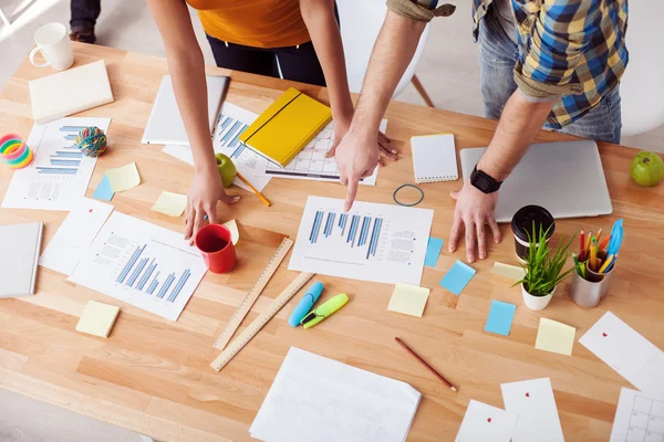 Equipo creativo joven está trabajando en el proyecto — Foto de Stock