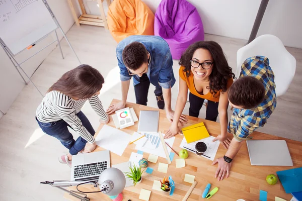 Lindo equipo creativo está planeando un nuevo proyecto — Foto de Stock