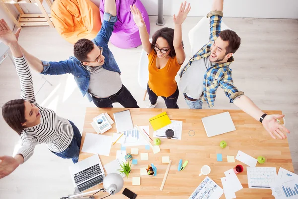 Quatre collègues qui réussissent expriment des émotions positives — Photo