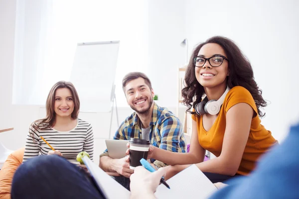 Professionele jonge collega's deelt hun adviezen — Stockfoto