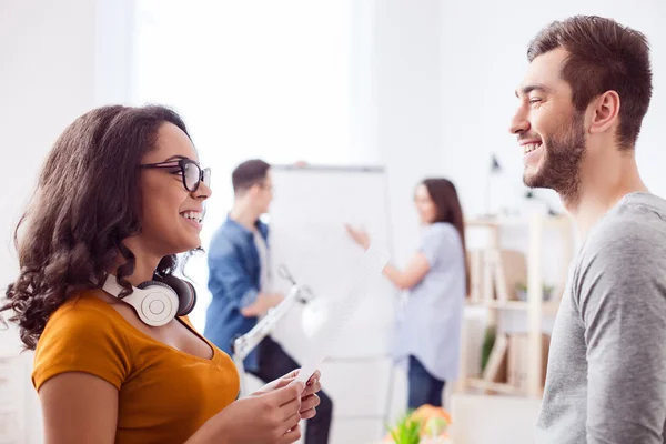 Jóvenes colegas alegres están discutiendo nuevo proyecto — Foto de Stock