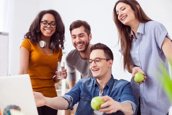 Equipe criativa bonito está descansando no trabalho — Fotografia de Stock