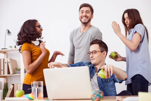 Ganska fyra vänner vilar i office — Stockfoto