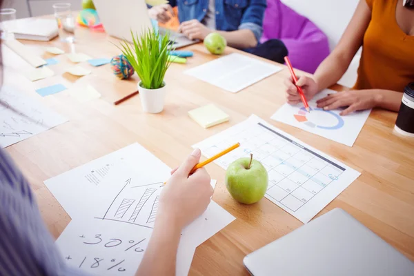 Jóvenes freelancers talentosos están haciendo su proyecto — Foto de Stock