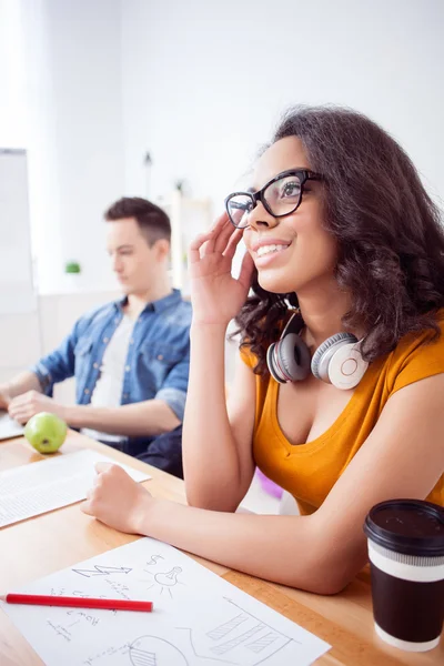 Alegre dos freelancers están trabajando en cooperación — Foto de Stock