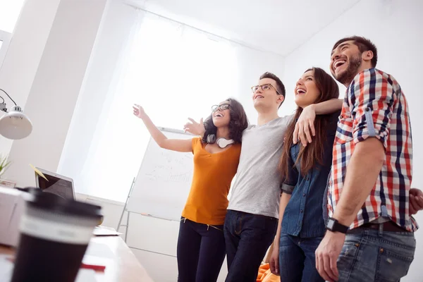 Jovens colegas alegres estão expressando emoções positivas — Fotografia de Stock