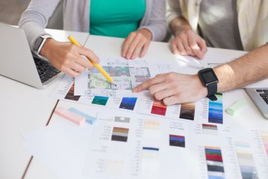 Neşeli genç iki arkadaşları birlikte çalışıyoruz