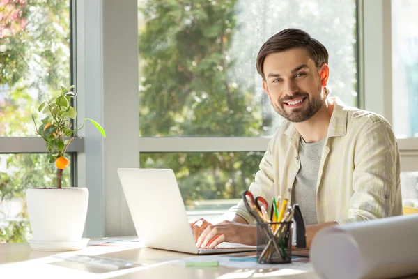 Jovem atraente está digitando no laptop — Fotografia de Stock