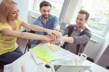 Bir anlaşma yaptım neşeli üç Ofis çalışanları