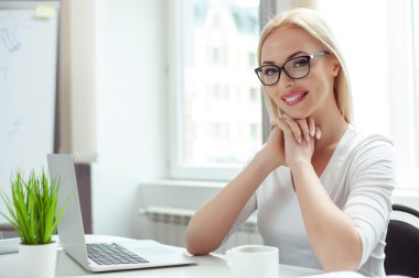 Çekici sarışın kadın işini yapıyor