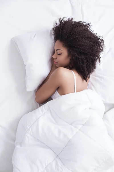 Atraktivní mladá dívka spí doma — Stock fotografie
