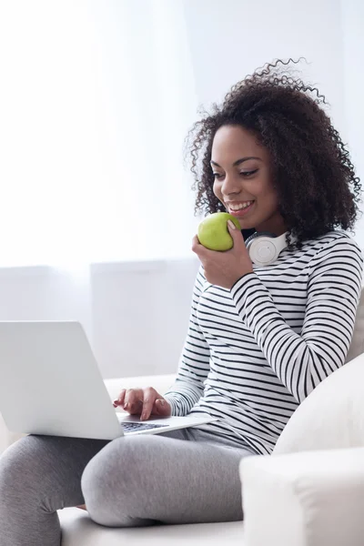 Aantrekkelijke jonge meisje werkt op laptop — Stockfoto