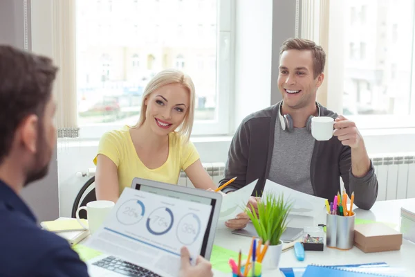 Gli impiegati professionisti comunicano con gioia — Foto Stock