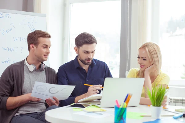 Equipo bastante creativo está discutiendo nuevo proyecto — Foto de Stock