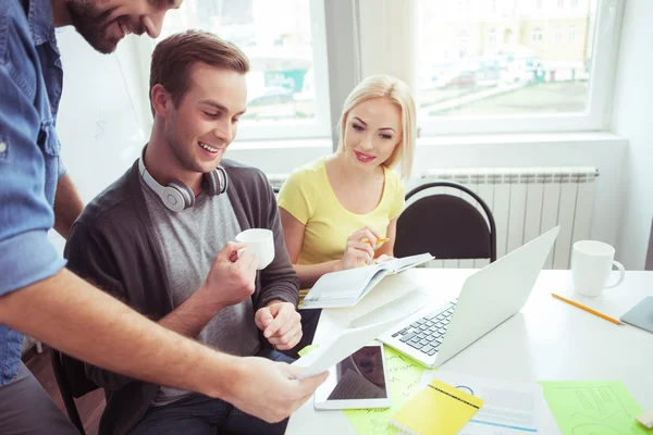 Skickliga arbetare talar om projektet — Stockfoto