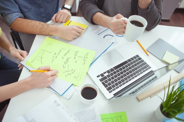 Behendig drie collega's doen papierwerk — Stockfoto