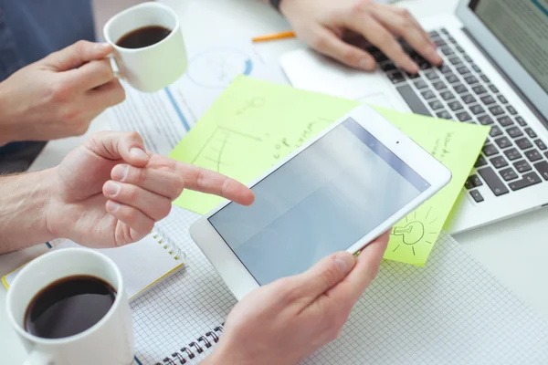 Equipe alegre está usando gadgets para o trabalho — Fotografia de Stock