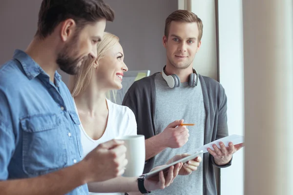 Équipe créative habile dans le processus de travail — Photo