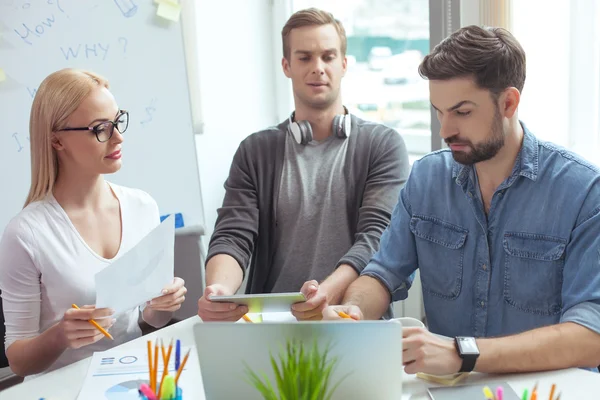 Equipo joven alegre usando la computadora para el trabajo — Foto de Stock