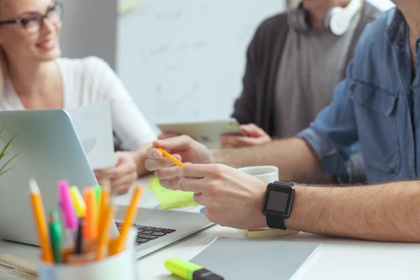 El alegre equipo creativo se comunica en la oficina — Foto de Stock