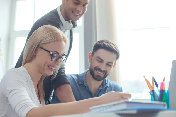 Jóvenes colegas talentosos están trabajando en cooperación — Foto de Stock