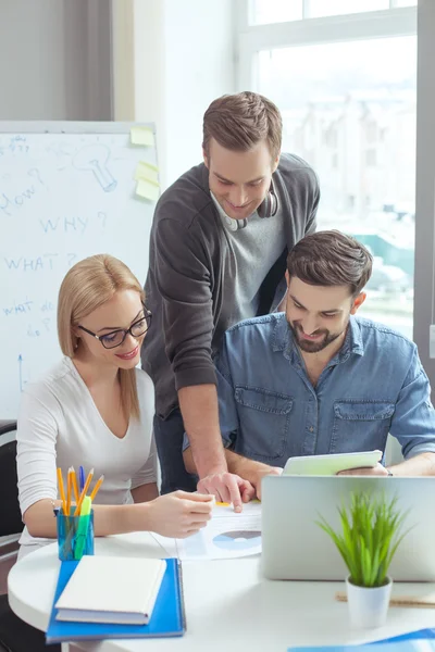 Alegre equipo joven está trabajando en la oficina — Foto de Stock