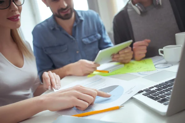 Hábil tres colegas están discutiendo nuevo proyecto — Foto de Stock