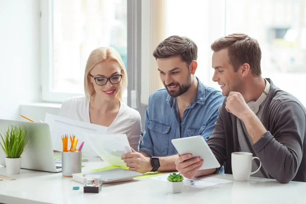 Neşeli genç meslektaşları evrak işi yapıyorsun