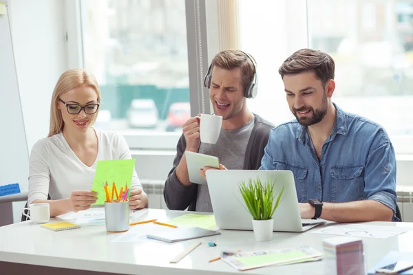 Skickliga unga laget njuter av sitt arbete — Stockfoto