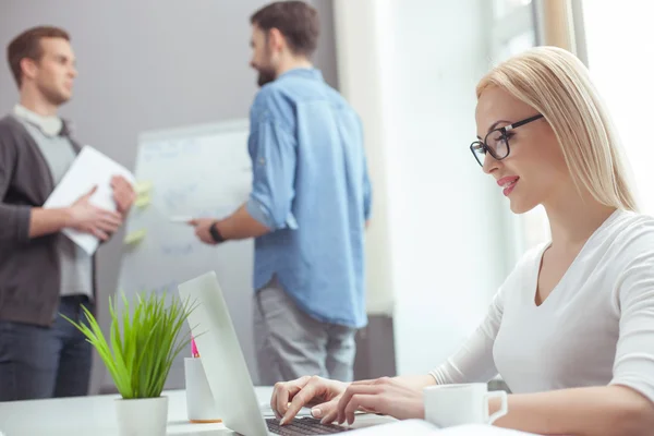 Alegre dama de negocios está trabajando con el equipo — Foto de Stock