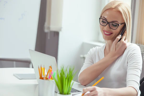 Bella giovane donna d'affari sta usando la tecnologia moderna — Foto Stock