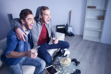 Neşeli genç arkadaşlar evde eğleniyor