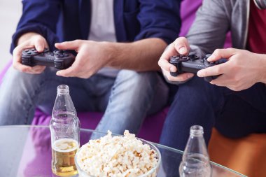 Neşeli iki adam oyun-istasyonu ile eğlenceli