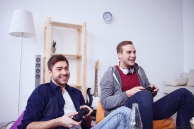 Sevimli genç çocuklar play-station ile eğlenceli