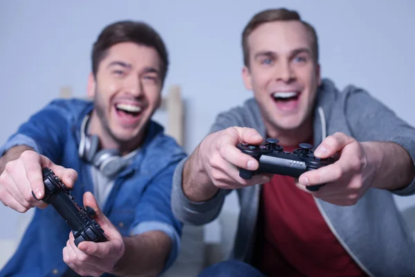 Bonito dois amigos são divertidos com estação de jogo — Fotografia de Stock