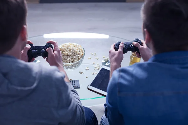 Vrolijke jonge vrienden zijn thuis vermakelijk — Stockfoto