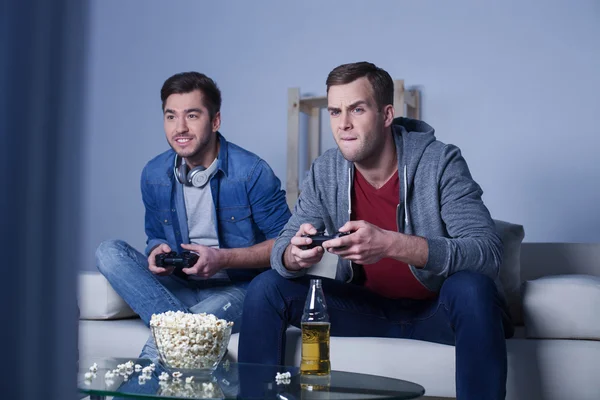 Alegre dois amigos são divertidos com play-station — Fotografia de Stock