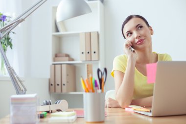 Genç ve güzel kadın telefonla konuşuyor