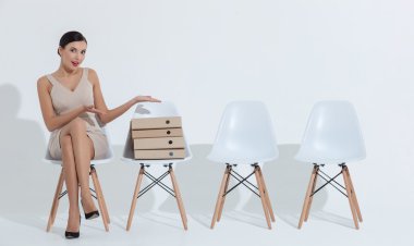 Güzel kadın şok kağıtları doğru ifade