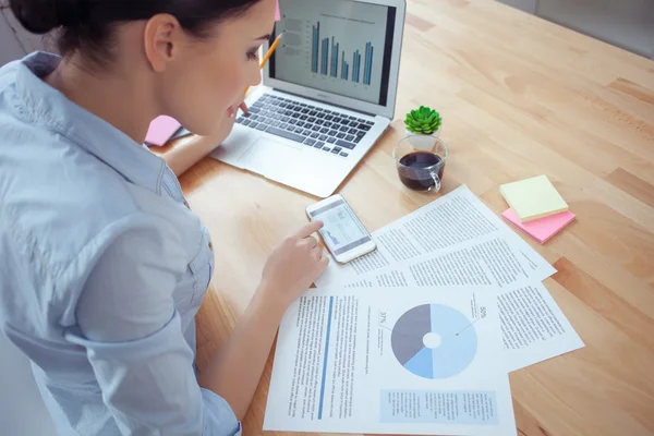 Fröhliche Geschäftsfrau arbeitet im Büro — Stockfoto