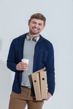 Neşeli erkek işçi sıcak içecek keyfi