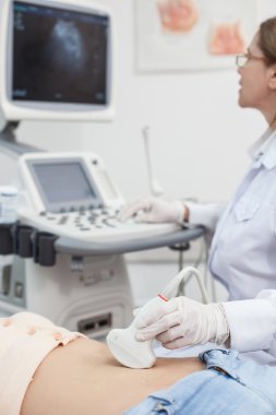 Usta pratisyen kadın karin denetliyor