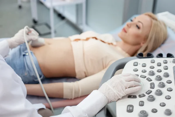 Behendig vrouwelijke verloskundige doet ultrasoon onderzoek — Stockfoto