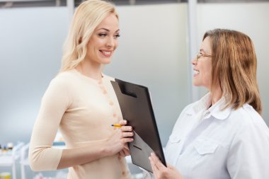 Neşeli pratisyen hasta ile çalışma